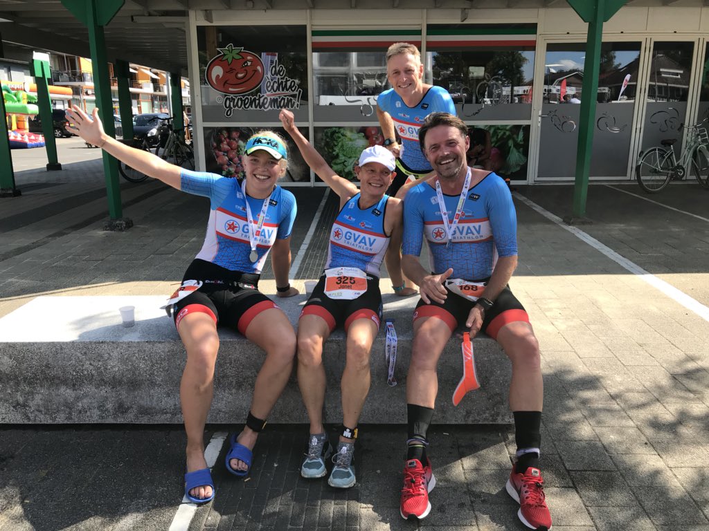 GVAVTriathlon's tweet image. Onder warme omstandigheden de halve in Klazienaveen. Pech, afzien en mooie prestaties. Een deel van de fishers op het bankje, eindelijk zitten 😄