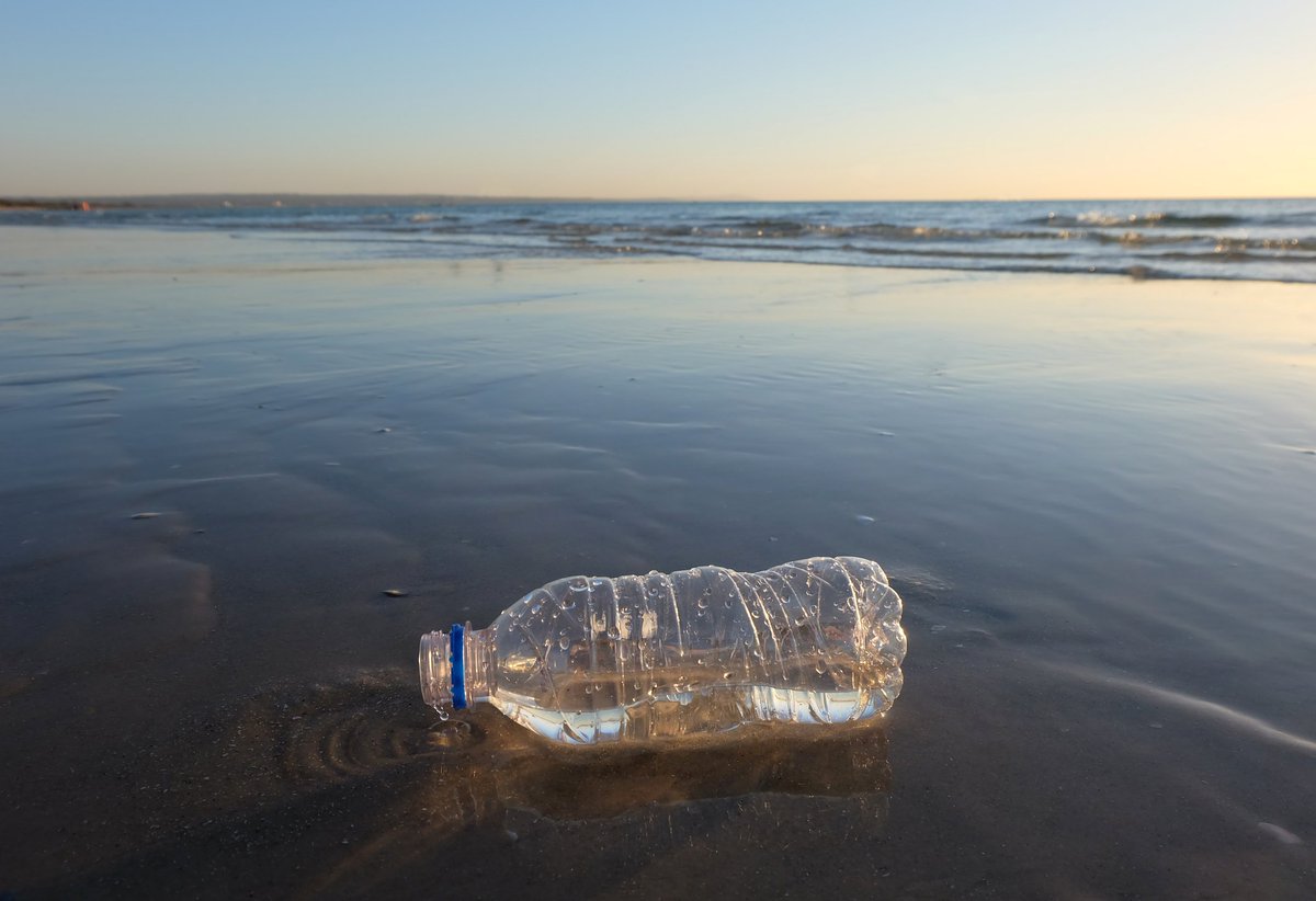 environmentca's tweet photo. #DYK recycling 1 tonne of plastics prevents up to 2 tonnes of carbon pollution? #BeatPlasticPollution #PlasticsCharter https://t.co/ZADTQa0WrZ https://t.co/6efPVi7pnB