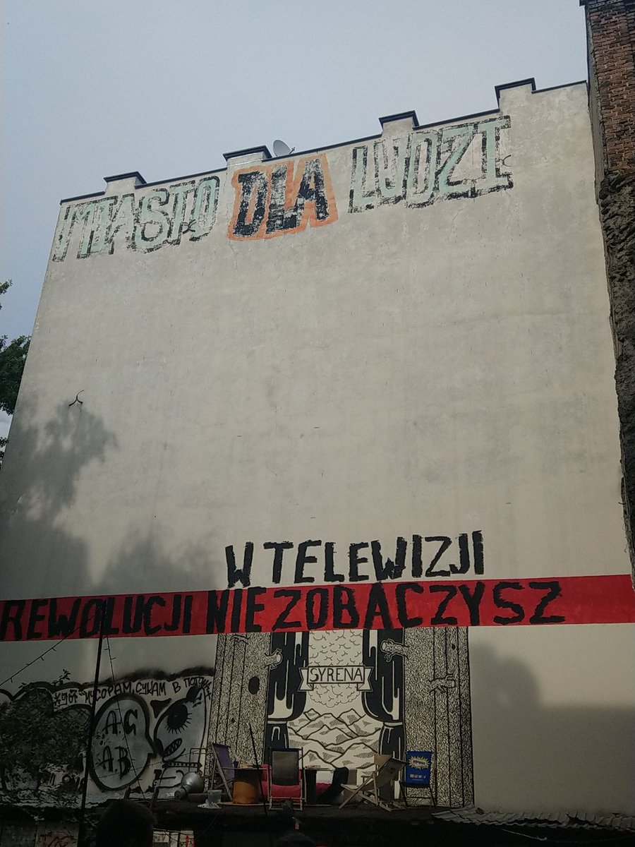 Syrena squot, a democratic community that overtook the building and made it a community center. Banners:
Abortion is a part of our lifes, you won't see revolution on TV, Police has blood on their hands.
Restitution walk finishes with commemoration of Jolanta Brzeska #FearlessCEE