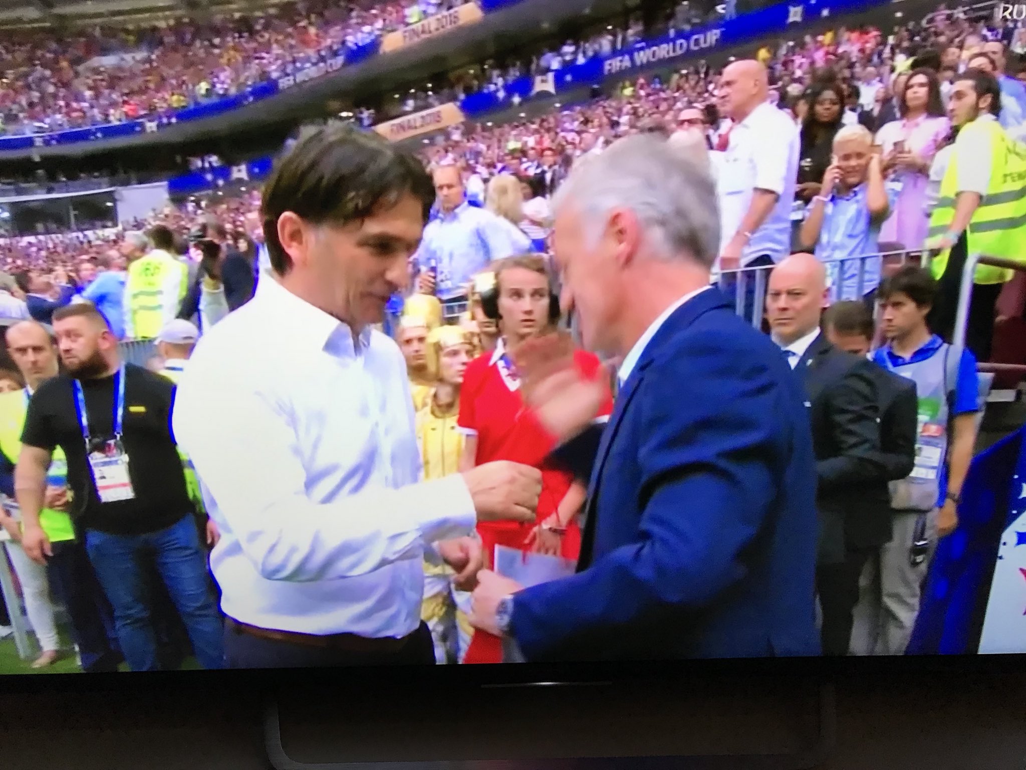 Pelatih Kroasia, Zlatko Dalic, memberikan sebuah hadiah untuk pelatih Prancis, Didier Deschamps.