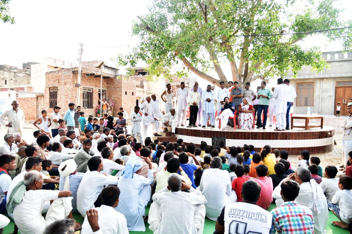 officekiran's tweet image. विधानसभा क्षेत्र तोशाम के विभिन्न गांवों के लोगों से मुलाकात करते हुए आज दिन के अंत में इन्दीवाली, ढाणी कलर तथा लाडियावाली के ग्राम वासियों के साथ क्षेत्र की वर्तमान समस्याओं पर चर्चा की। क्षेत्र के लोगों की परेशानियों को ध्यान में रखते हुए शीघ्र यथोचित समाधान का आश्वासन दिया।