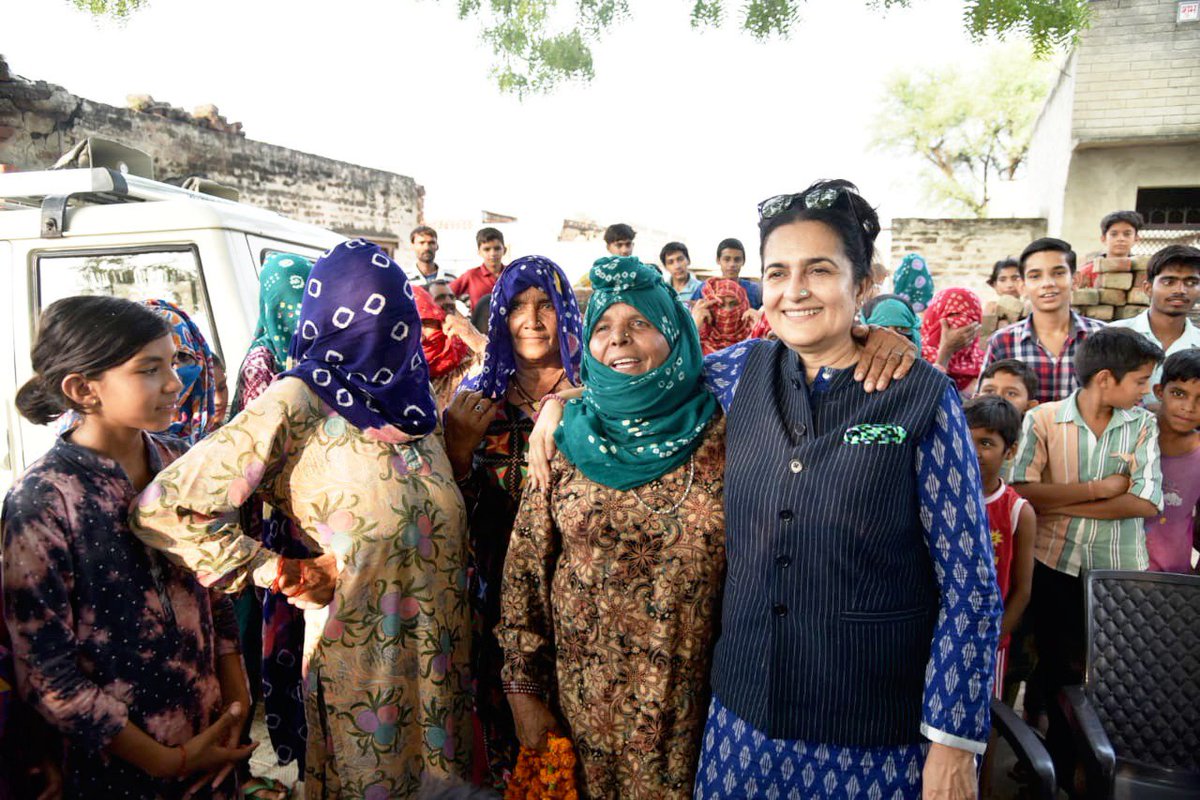 officekiran's tweet image. विधानसभा क्षेत्र तोशाम के विभिन्न गांवों के लोगों से मुलाकात करते हुए आज दिन के अंत में इन्दीवाली, ढाणी कलर तथा लाडियावाली के ग्राम वासियों के साथ क्षेत्र की वर्तमान समस्याओं पर चर्चा की। क्षेत्र के लोगों की परेशानियों को ध्यान में रखते हुए शीघ्र यथोचित समाधान का आश्वासन दिया।