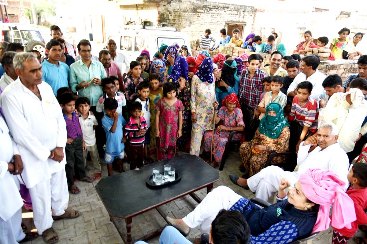 officekiran's tweet image. विधानसभा क्षेत्र तोशाम के विभिन्न गांवों के लोगों से मुलाकात करते हुए आज दिन के अंत में इन्दीवाली, ढाणी कलर तथा लाडियावाली के ग्राम वासियों के साथ क्षेत्र की वर्तमान समस्याओं पर चर्चा की। क्षेत्र के लोगों की परेशानियों को ध्यान में रखते हुए शीघ्र यथोचित समाधान का आश्वासन दिया।