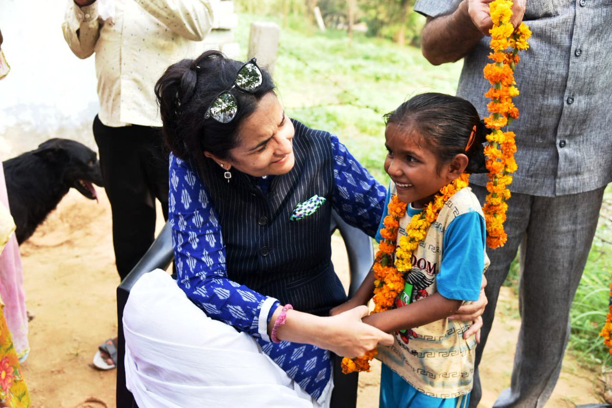 officekiran's tweet image. विधानसभा क्षेत्र तोशाम के विभिन्न गांवों के लोगों से मुलाकात करते हुए आज दिन के अंत में इन्दीवाली, ढाणी कलर तथा लाडियावाली के ग्राम वासियों के साथ क्षेत्र की वर्तमान समस्याओं पर चर्चा की। क्षेत्र के लोगों की परेशानियों को ध्यान में रखते हुए शीघ्र यथोचित समाधान का आश्वासन दिया।