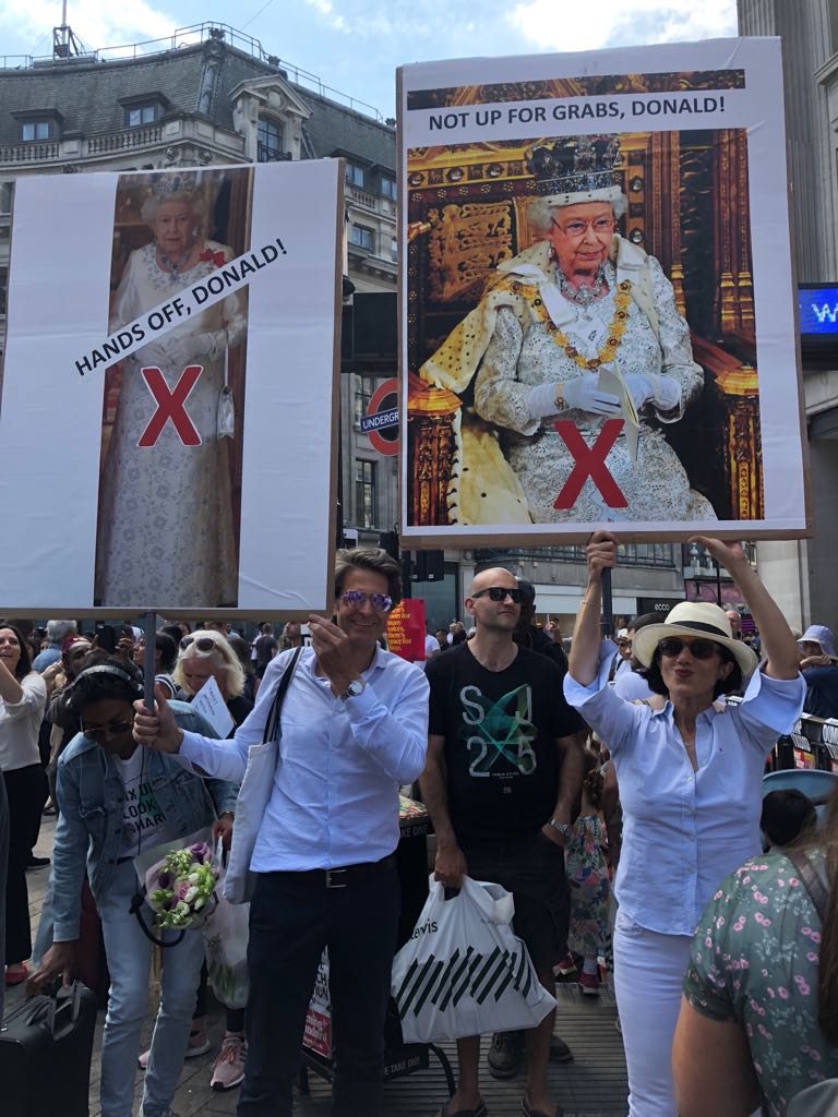 #London's #Trump #Protesters Reminder to Trump to stick to protocol when meeting the Queen for tea.