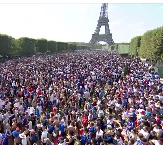 This is Paris right now. #teambj is in full effect!! https://t.co/OFbkXnPfbN