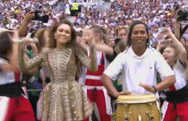 OSul_noticias's tweet image. Ronaldinho Gaúcho deu show de percussão na festa de encerramento do #Mundial osul.com.br/ronaldinho-gau… #FestaDeEncerramento #RonaldinhoGaúcho