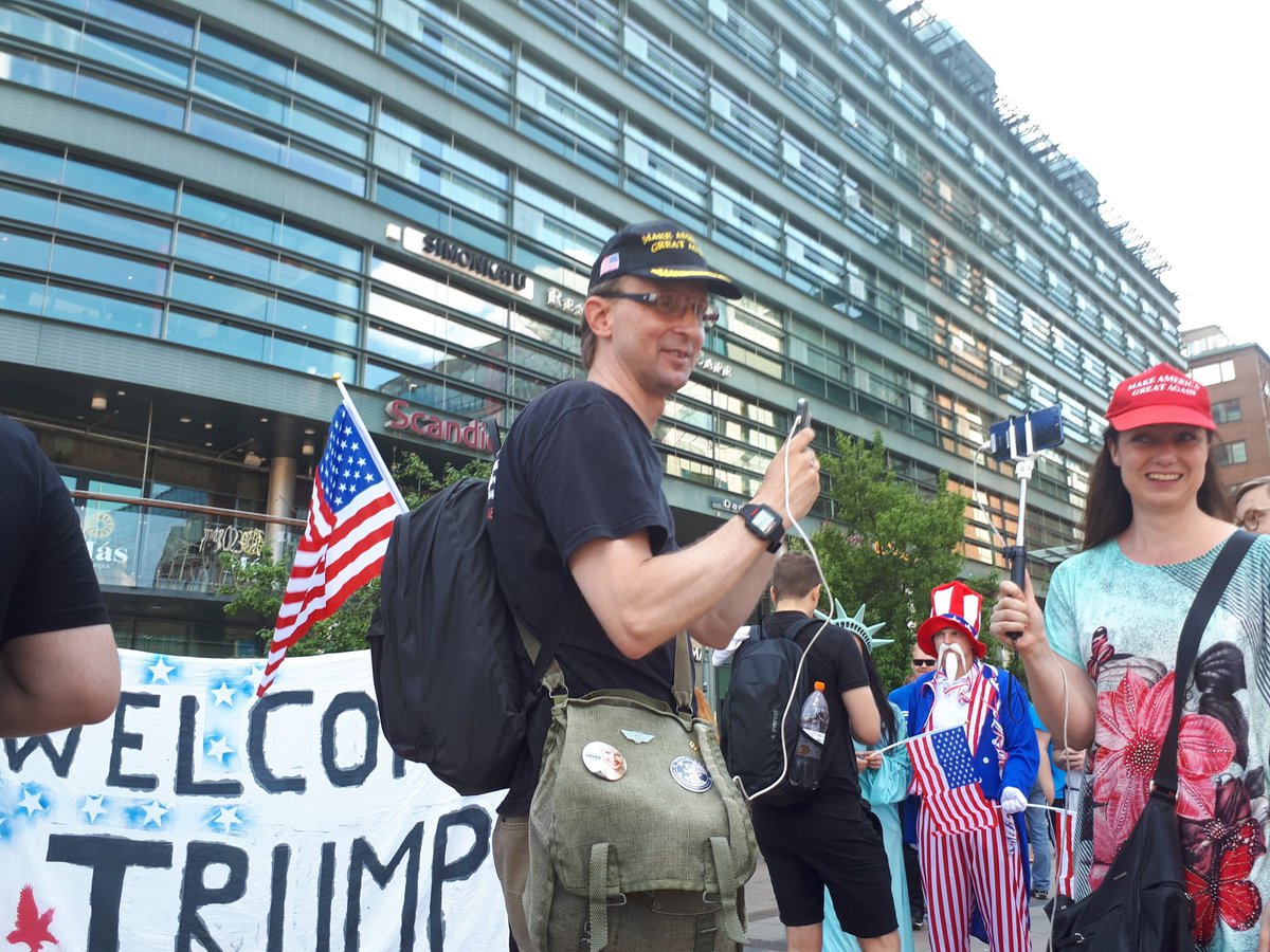 Toisaalla... Narinkkatorilla <a href="/PSnuoret/">PS-Nuoret</a> toivottavat Trumpin tervetulleeksi. Poliisin arvion mukaan paikalla 50-70 henkeä, #HelsinkiCalling noin 1 500. On kuin Trumpin ja Obaman virkaanastujaisten vertailu 😉 #helsinki2018 #TrumpPutin