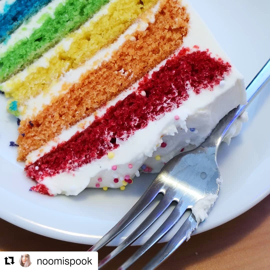 It was such a great success yesterday that we decided to make our 🌈Rainbow Cake🌈 again today cos why not?! Open till 5PM or until sell out, we also have Toffee Apple Crumble and much more 🧡
Closed Mon-Tue! 
#Repost <a href="/noomispook/">Noomi Spook Ⓥ</a> 
・・・
Happy pride!! @earthcakebristol #vegan