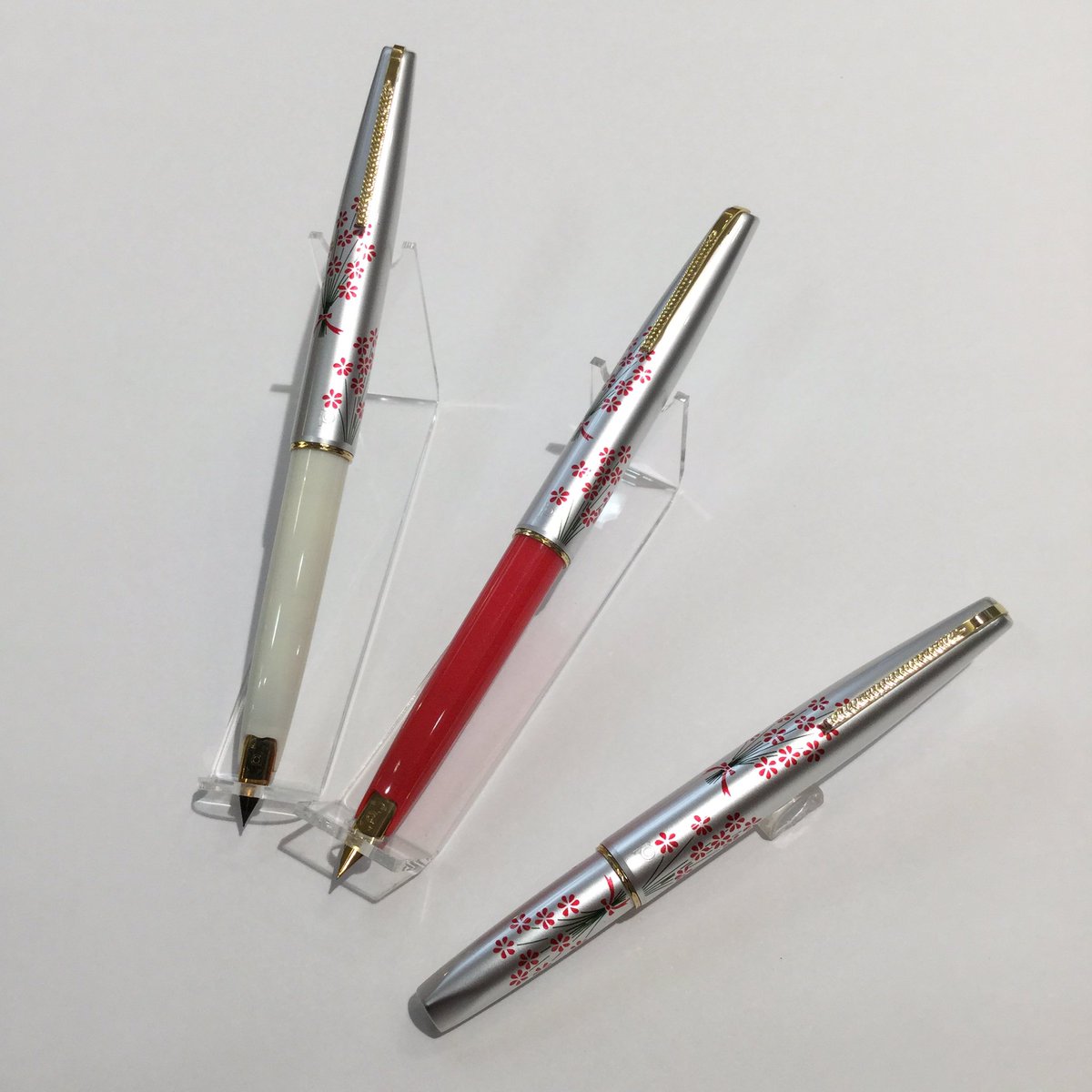 伊東屋 玉川店 در توییتر 玉川高島屋スペシャルデイズ 筆記具は廃番のお品物も豊富に入荷 昭和レトロなポケット万年筆は ペン先14金 3500 税 で超貴重 お買い得 柄も可愛い