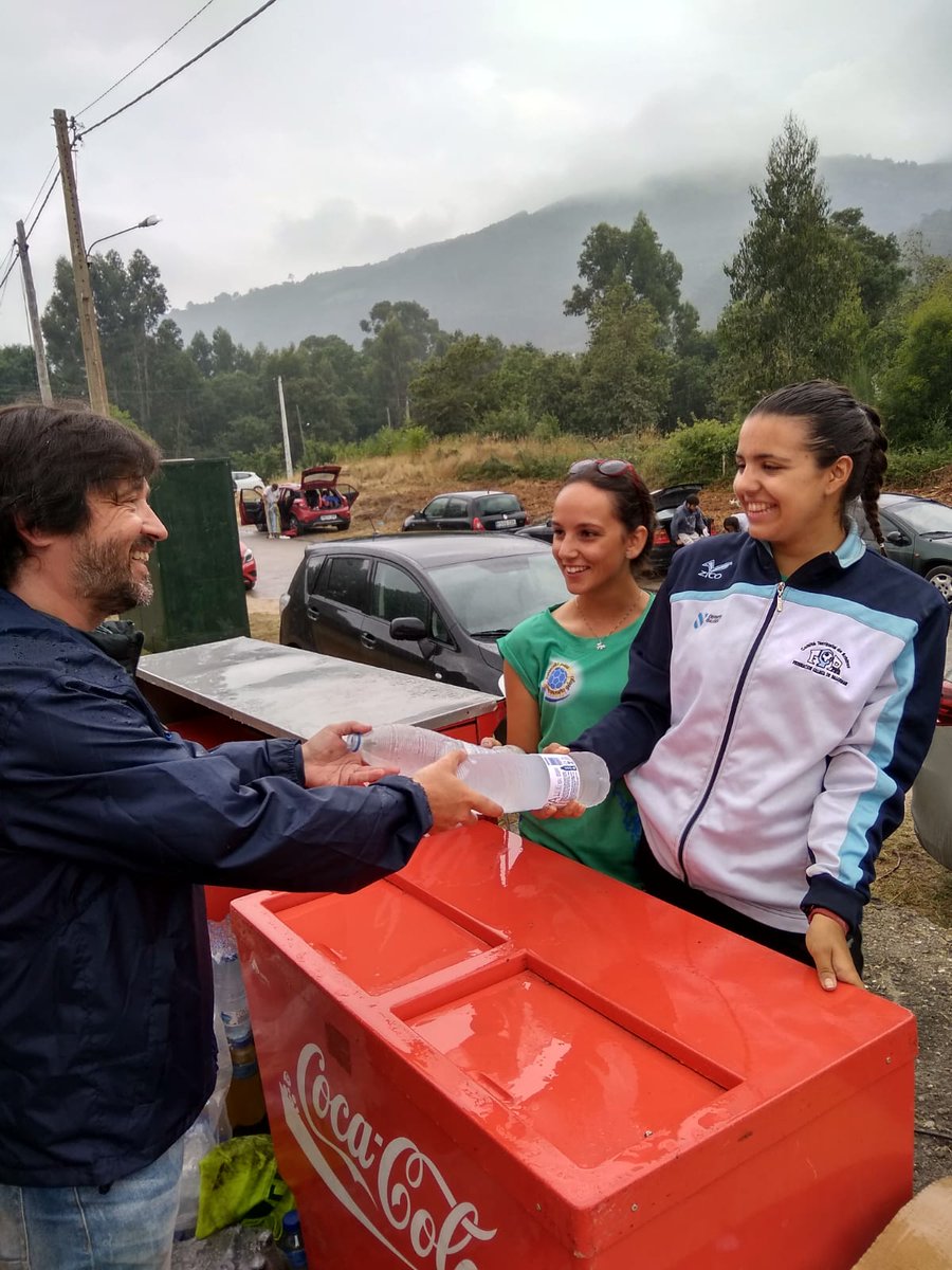 verandeportivo's tweet photo. #TuGranitodeArena una campaña @Verandeportivo 2018 con carácter social y medioambiental. Gracias a todos los participantes en #vdo18 por su colaboración, con 2x2 tú entregas la botella vacía y nosotros reciclamos y entregamos otra fresca.
#eventosconbuenambiente @CocaCola_es https://t.co/VN1Nfm8kix