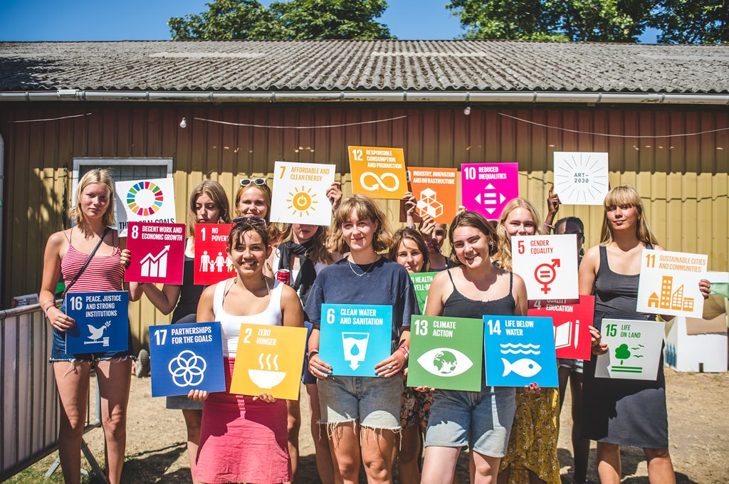 ART2030org's tweet photo. ART 2030 continuously works to connect art and the UN Global Goals. Here with students & co-creators from Gefion Gymnasium at #rf18 @orangefeeling.
Artwork: “Tow with the Flow” 2018 by Lilibeth Cuenca Rasmussen
📷 by Lees Foto #ArtForGlobalGoals #ART2030 #TowWithTheFlow https://t.co/eu17W2uBR9