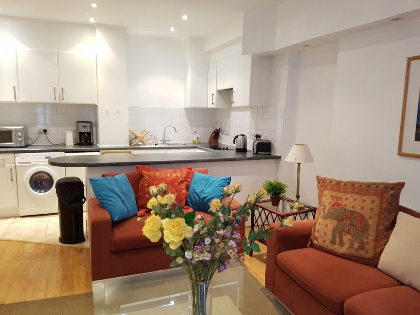 theholidaylet's tweet photo. Stay in London in this large Garden Flat with own entrance with 2 double bedrooms and 2 bathrooms. Fully furnished. Flat is within walking distance of Olympia Exhibition Centre and the Westfield Shopping Centre. Easy access to the Underground and buses. https://t.co/2AKJoObw1M https://t.co/iJ4EZPd7Q9