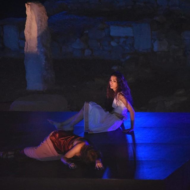 Preciosa foto, preciosa ella @raquelvives_96 que con esa mirada me ha enamorado y maravillosas, mágicas, las coreografías de <a href="/marchulorente/">Marchu Lorente</a> 
Ellas dos han convertido los sentimientos de Fedra en poesía 💜💜💜
#fedra #séneca #teatro #danza #teatroclásico… ift.tt/2NRJS1z