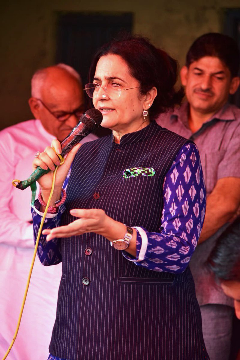 officekiran's tweet image. आज विधानसभा क्षेत्र तोशाम के मनसरवास का दौरा कर स्थानीय जनता से मुलाकात की। इस दौरान क्षेत्रीय लोगों से कृषि तथा जल-संकट से संबंधित विभिन्न समस्याओं पर चर्चा की। इसके साथ ही मनसरवास के सुखबीर सिंह जी तथा उनके समर्थकों का @INCHaryana में शामिल होने पर स्वागत किया।