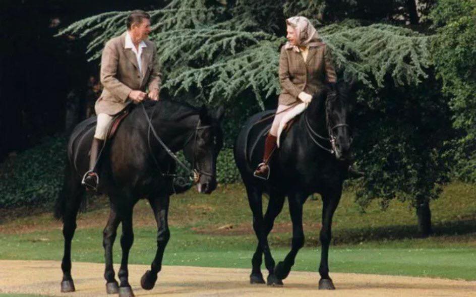 CynthiaDRitchie's tweet photo. I found this post somewhere on FB, entitled:
"Five Iconic Photos of Queen Elizabeth with American Presidents:" 

Can one laugh and die a little on the inside at the same time? Where's the embarrassed emoticon when you need it. SMH. 

#FunnyNotFunny https://t.co/SfaoiZ0xxs