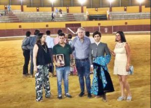 El alumno de la Escuela Taurina de Sevilla Antonio Romero se proclama Triunfador del Certamen de Almodóvar del Campo ( Ciudad Real) ganando un  capote de paseo.... Enhorabuena Antoñito y palante.......