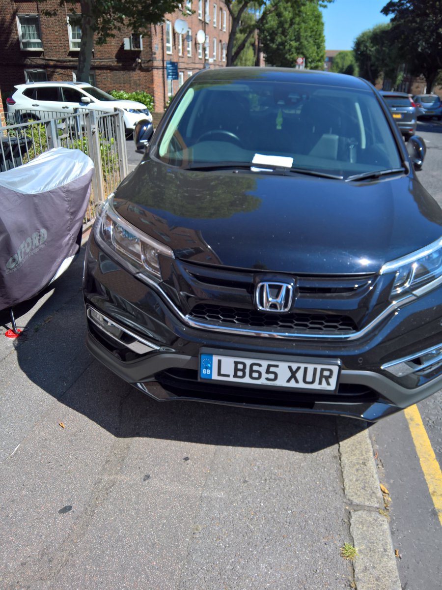 Robin_Hood_67's tweet photo. LB65 XUR
Selfish driver completely blocking the pavement (which is illegal in this road) forcing pram and baby to use the busy road https://t.co/RniF1hHnbo