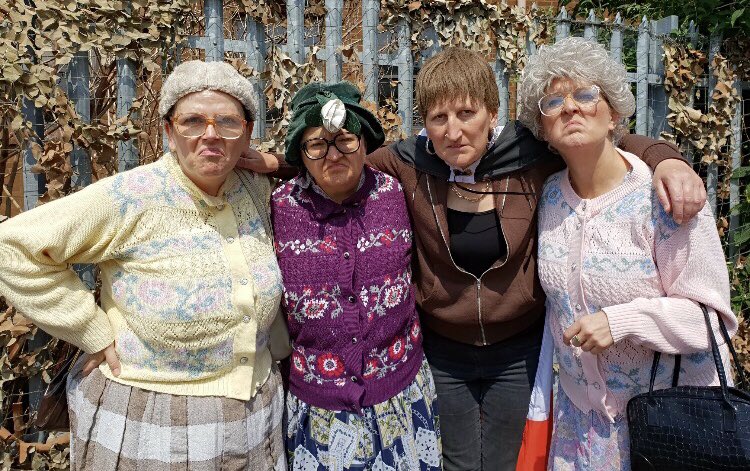 TheFizzogs's tweet photo. When you do a spot of shopping in Old Hill and bump into your old mate @DoreenTipton... you know it’s gonna be a great day! #Smile #Fizzogs #Doreen #OldHillFestival #BlackCountryDay #DancingGrannies https://t.co/FiC0duTygl