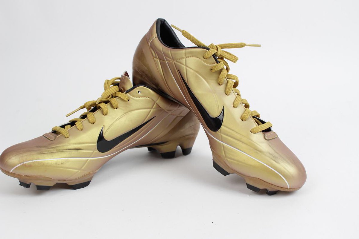 r9 gold boots
