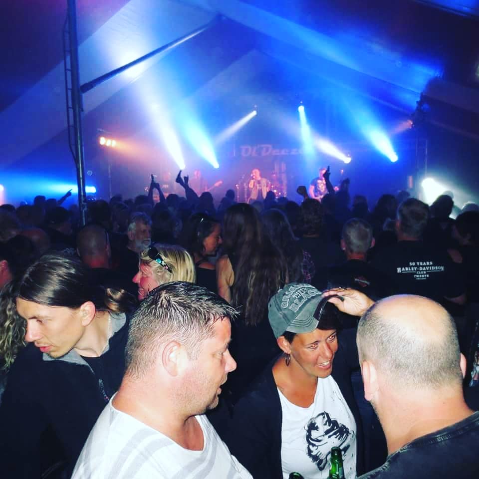 BarryMeulenkamp's tweet photo. Wat een treffen... #spirtitten #oldeezer #motortreffen https://t.co/vDu5FK96of