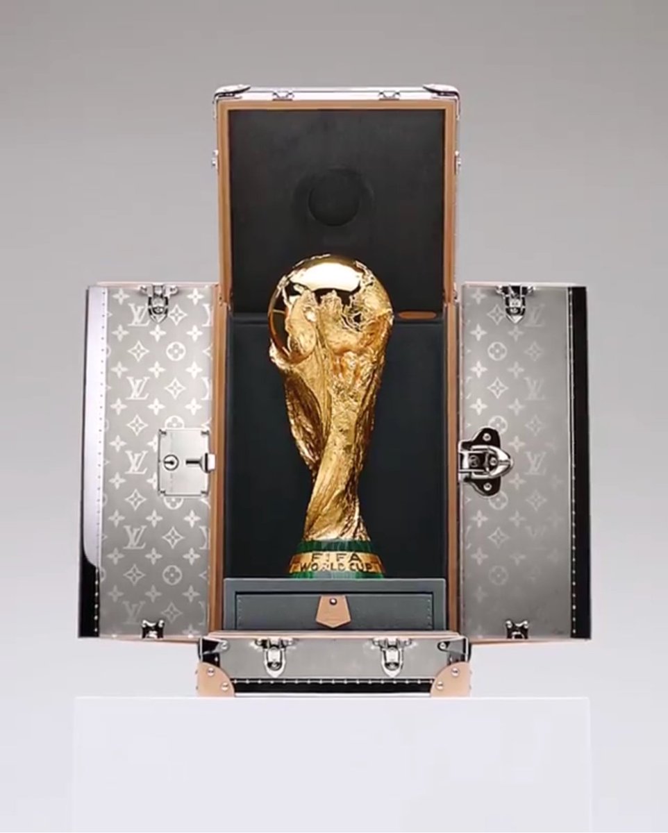 talent_by's tweet photo. #kfuinfo  

LOUIS VUITTON

ワールドカップの
トロフィーが🏆

月曜に決勝戦が行われる
2018年ワールドカップ
この優勝トロフィーはどちらの国が勝ち取るのでしょうか！？

楽しみですね‼️ https://t.co/e5AzgSL7bj