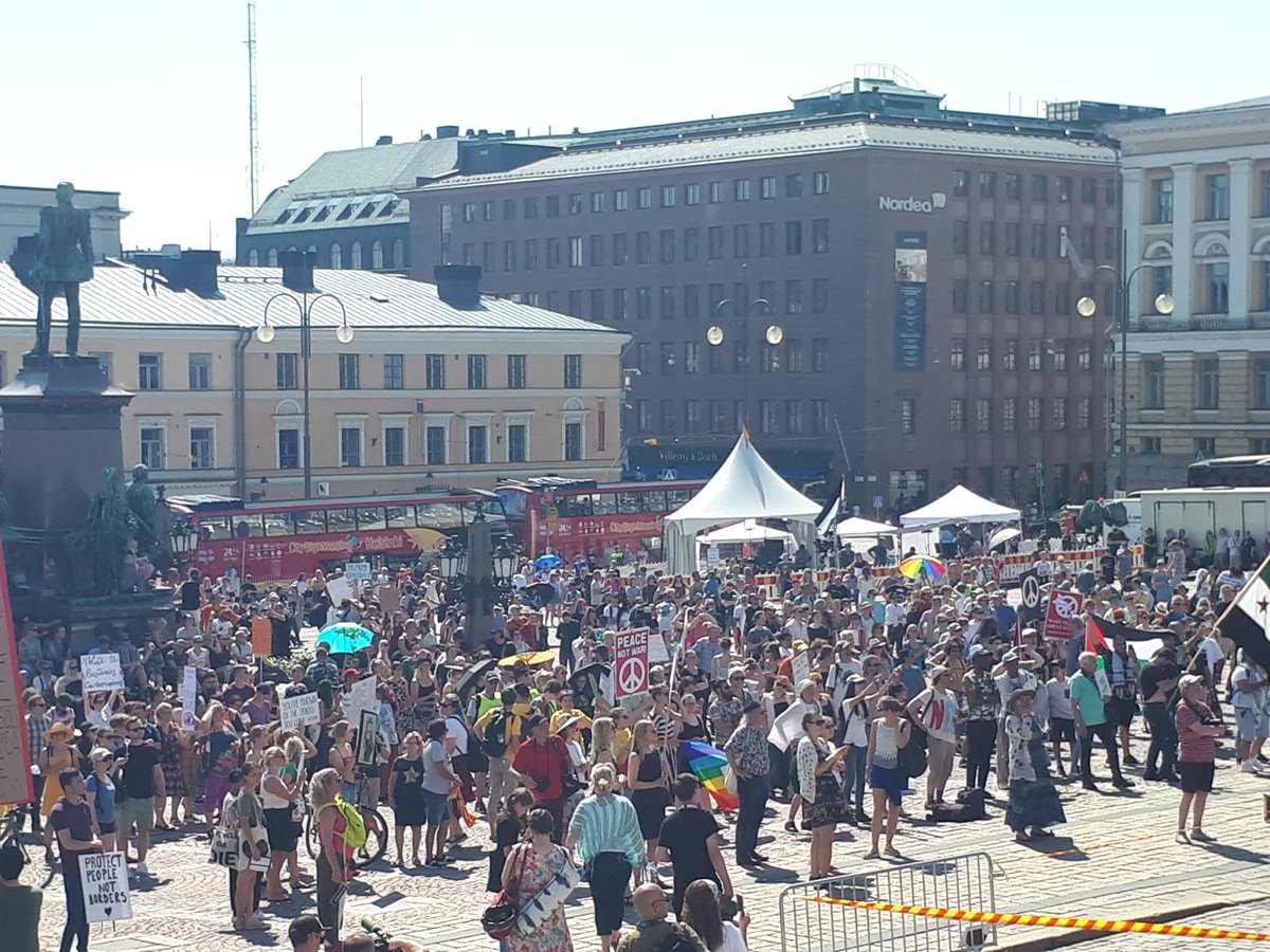 Ensimmäiset puhujia odotetaan lavalle Senaatintorilla #HelsinkiCalling PENin Polina Kovaleva &amp; ukrainalainen demokratia-aktivisti Gennadiy Naumov #helsinki2018 #TrumpPutin
