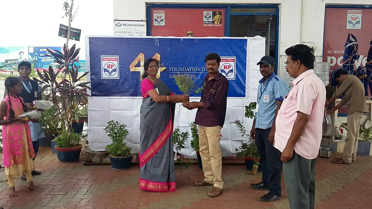 hpcl_nelloreRO's tweet photo. #HPCLFoundationDay celebrations with our Esteemed Customers at @HPCL Outlet COMCO Gowravaram, Nellore Region,South Central Zone on Occasion of 44th Foundation Day @AmmuSunder @TCHANDRAKANTH6 @Satyachappa @pavankvhpcl https://t.co/EFDwUkR0fn