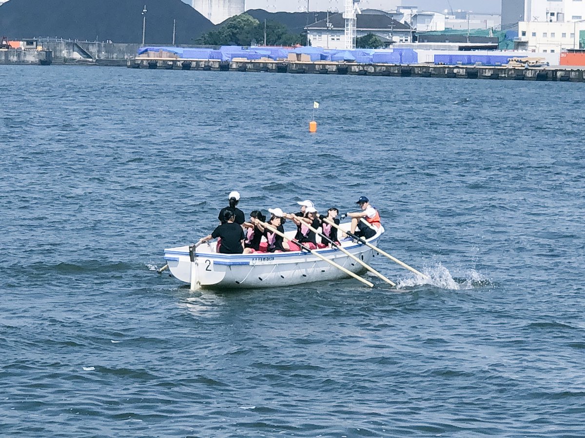 TUMSAT_cutter's tweet photo. こんばんは！
東京海洋大 女子端艇部です🚣‍♂️

今日は初出場の大阪港カッターレースに参加しました💪
ポジションを入れ替えての挑戦でしたが、結果は！優勝🏆🏆🏆

大阪という初の土地で、話しかけて仲良くしてくださった皆さん。そしていつも応援してくださる皆さん。ありがとうございます😂😂😂 https://t.co/xrYBCCdSyu