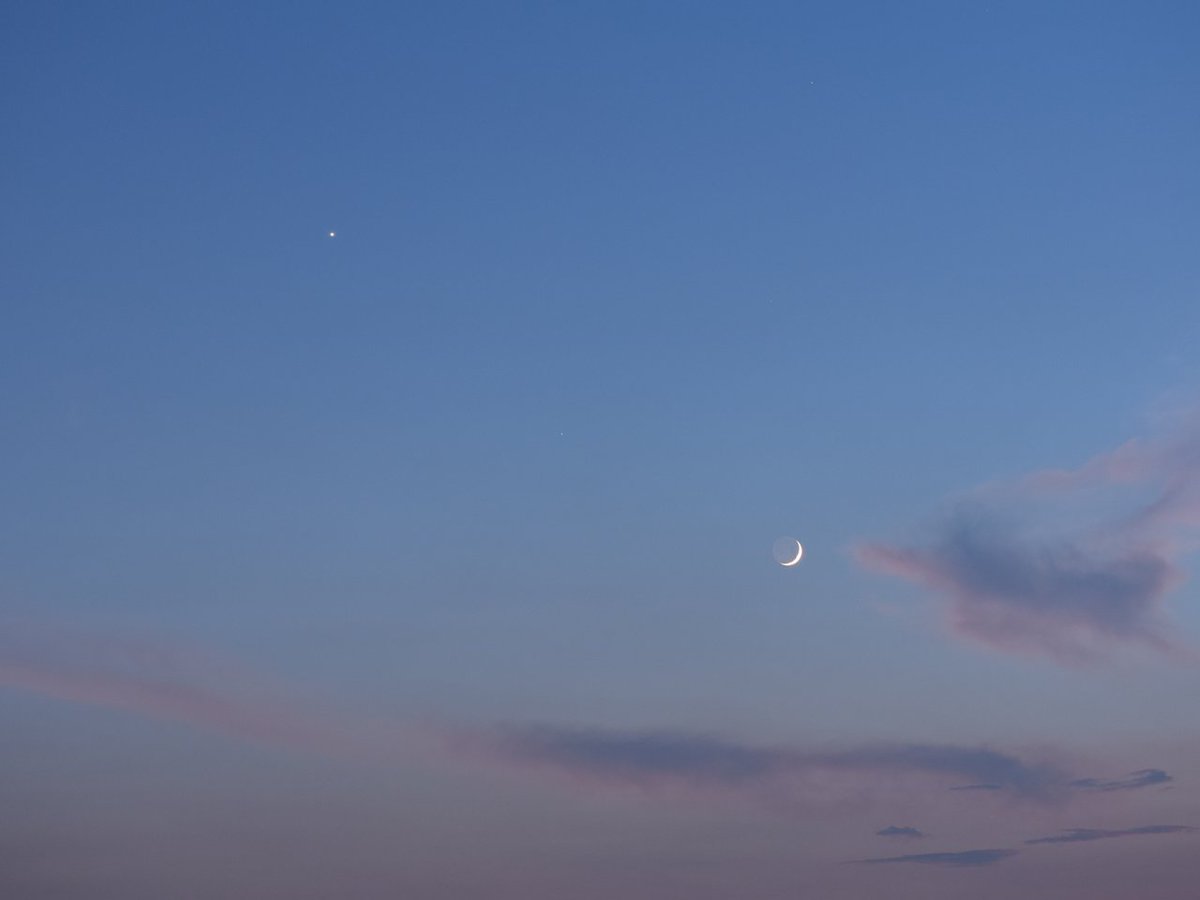 門田健一 夕方の空 細い月と金星 上尾市 日が暮れると昼間の厳しい暑さが和らぎ 土手吹く風を感じながら 輝く金星と雲が迫る 月を眺めました 18 07 15 19 39 19 41 T Co Jwc6fsafvp Twitter