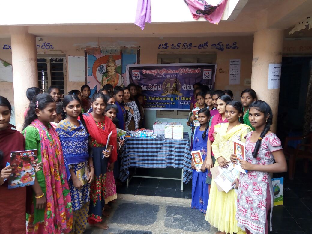 hpcl_nelloreRO's tweet photo. #HPCLFoundationDay Free Distribution of Notebooks Pens to 150 Students at Kasturba Girls School Hostel organised by @HPCL Outlet Venkata Siva Service, Podili,Nellore Region,South Central Zone on Occasion of 44th Foundation Day @AmmuSunder @TCHANDRAKANTH6 @Satyachappa @Vinay_003 https://t.co/p0xTfTpP15