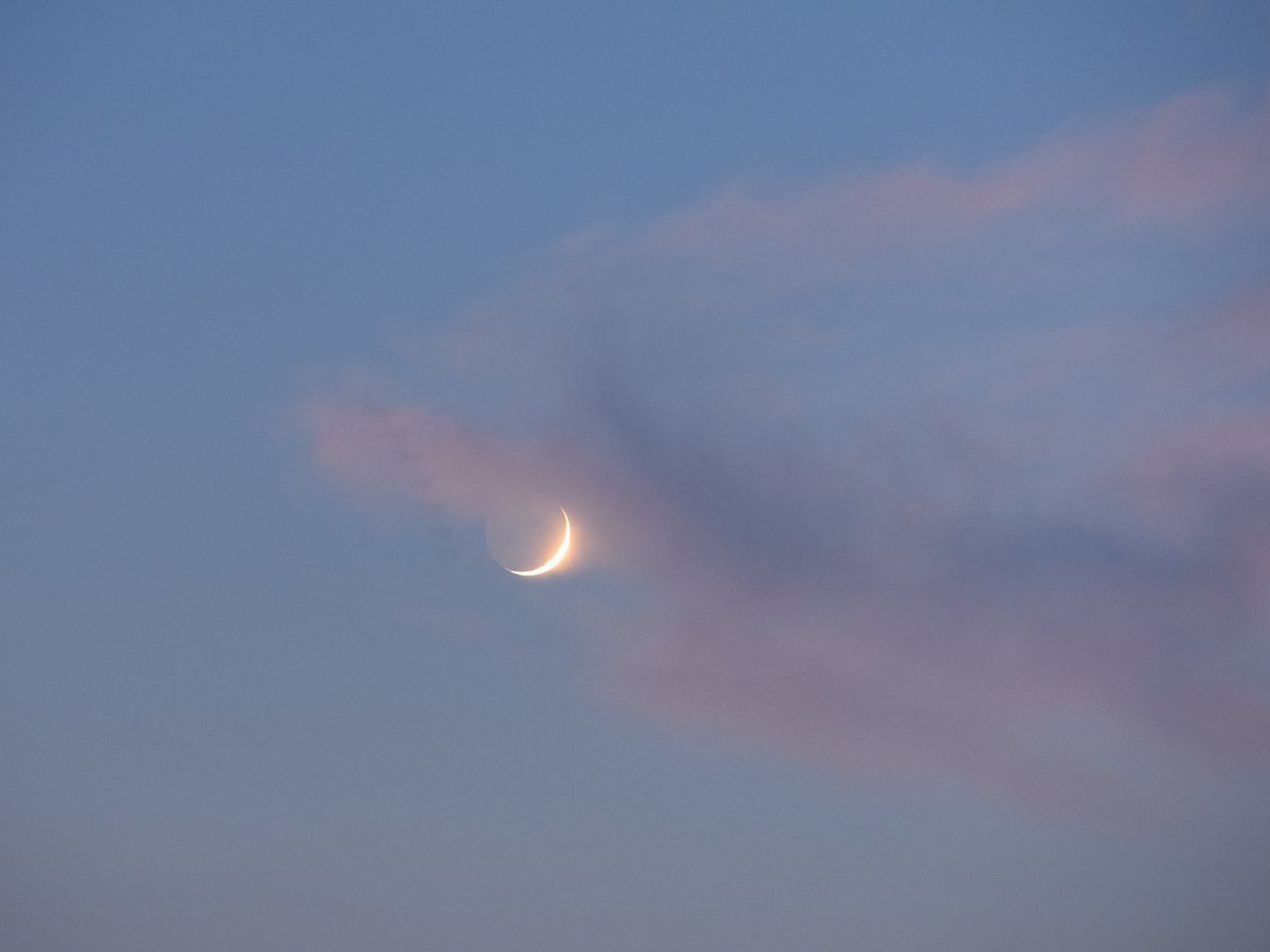 門田健一 夕方の空 細い月と金星 上尾市 日が暮れると昼間の厳しい暑さが和らぎ 土手吹く風を感じながら 輝く金星と雲が迫る 月を眺めました 18 07 15 19 39 19 41 T Co Jwc6fsafvp Twitter