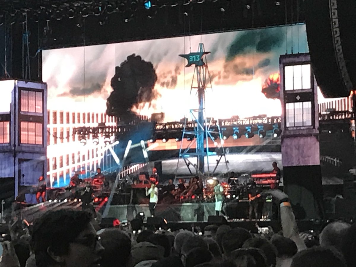 ejjh25's tweet photo. Awesome evening @Eminem best birthday present ever!!! https://t.co/NQKK1WTe3U