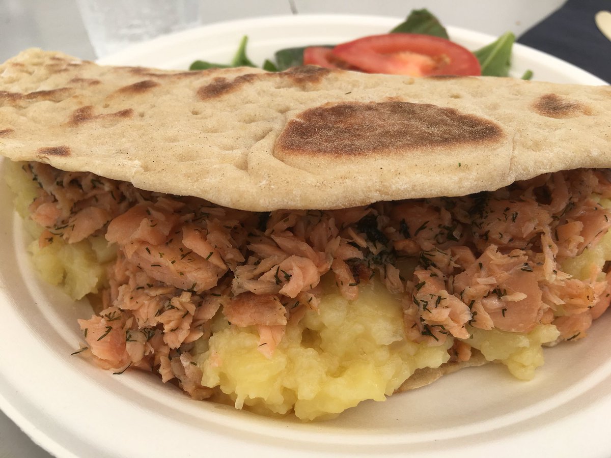 susann_norrb's tweet photo. Jockfallare🌟 mat enl tesen om att det enkla är det goda. Krossad kokt mandelpotatis med smör, fräs gravad lax, hacka lök - och lägg i ett mjukt tunnbröd. Ät o njut! #jockfall #överkalix #norrbotten https://t.co/bRYupGHM6j