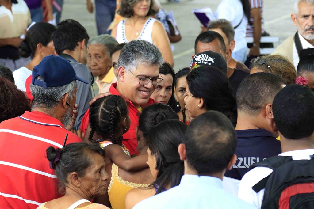JauaMiranda's tweet photo. CONFIAR EN EL PUEBLO. https://t.co/QdJk6E61rf    Que renazca la rebelde esperanza, con la cual el Cmdte Chávez nos llamó a fundar nuestro PSUV: “El Partido Socialista Unido deberá ser el más democrático de los partidos (...)Dentro de él se discutirá, se abrirá el compás”. Amén. https://t.co/o7q47af9En