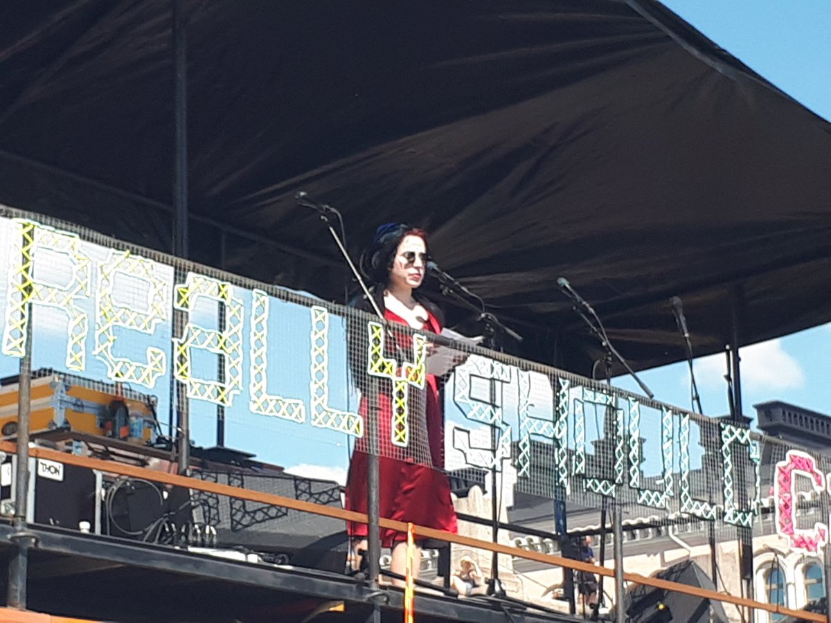 Sofi Oksanen sai raikuvat aplodit avoimesta kirjeestään #TrumpPutin.Tiukkaa tekstiä presidenteille ihmisoikeuksista #HelsinkiCalling #HELSINKI2018