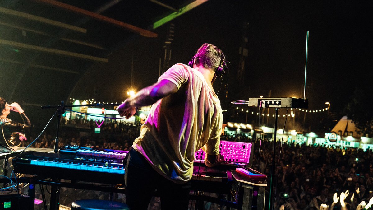thegiftband's tweet photo. Obrigado @NOS_Alive ! 🙌
---
Thank you @NOS_Alive! 🙌
📷 by @LarjStud
#TheGiftOfficial #TheGift #AltarTour #NOSAlive #NOSAlive18 #NOSClubbing https://t.co/8r6Nz5eLyf