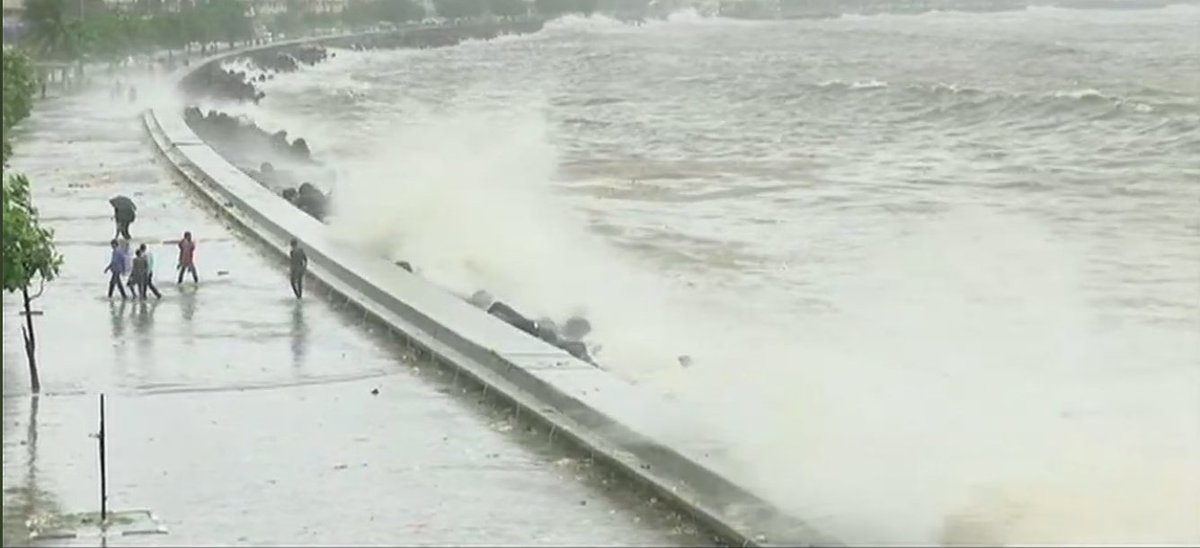 NandighoshaTV's tweet photo. High tidal waves occur in Marine Drive. #HighTidalWaves #Mumbai #India https://t.co/o4L9aGRoWD
