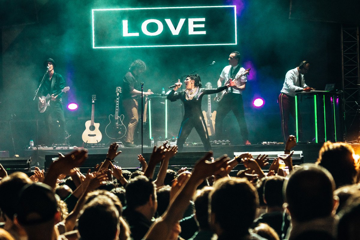 thegiftband's tweet photo. Obrigado @NOS_Alive ! 🙌
---
Thank you @NOS_Alive! 🙌
📷 by @LarjStud
#TheGiftOfficial #TheGift #AltarTour #NOSAlive #NOSAlive18 #NOSClubbing https://t.co/8r6Nz5eLyf