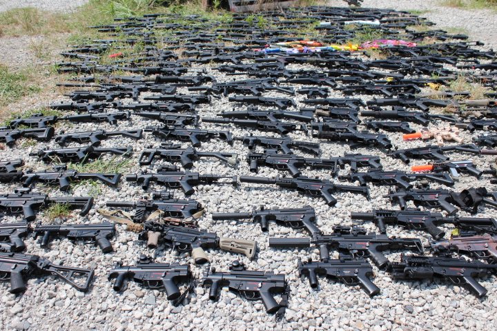 arohanaharaguro's tweet photo. この中で1丁だけエスコート製MP5GBBが混じっている。
#MP5A2 
＃MP5サバゲA2 https://t.co/xrdBJhQc5R
