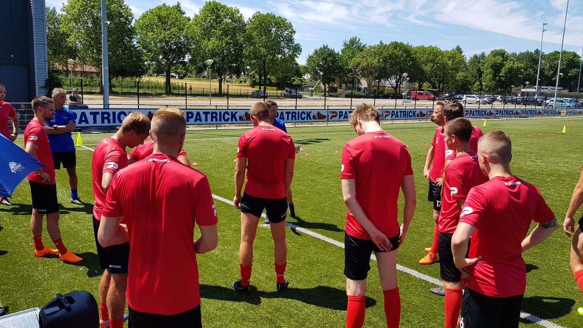 SanderJanssen95's tweet photo. Bijna dertig graden op een snikheet kunstgrasveld, maar de eerste training van @De_Treffers begint met een piepjestest. #DG https://t.co/cFGQvwjzXd