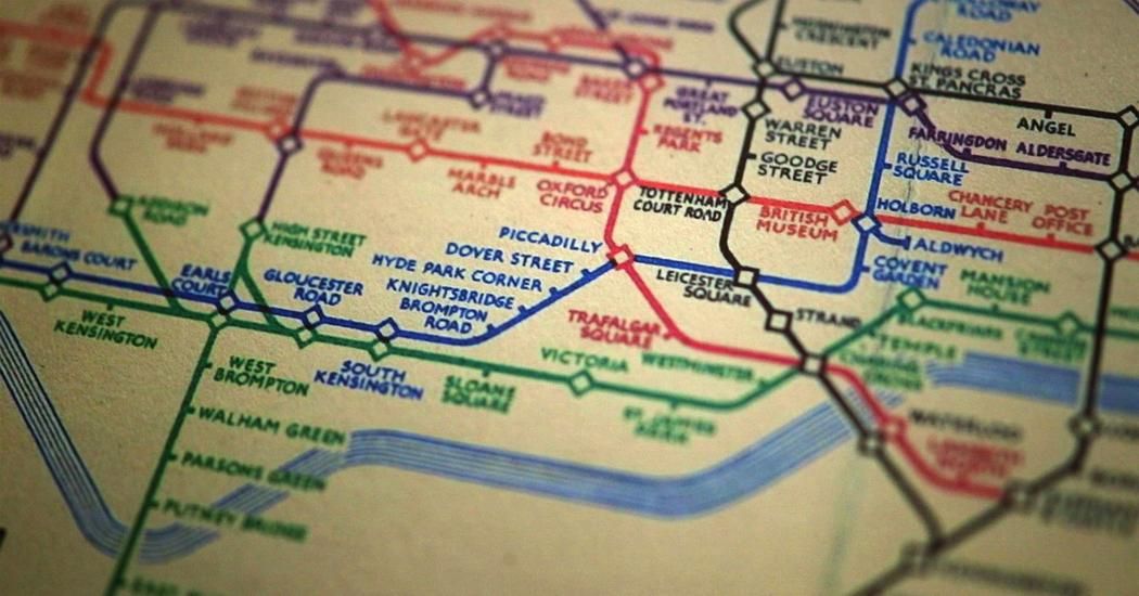 伦敦地铁地图背后的天才故事。TED 演讲，1933年哈利·贝克设计了忽略形状和比例的伦敦地铁地图，成为全世界地铁地图的原型。贝克天才地认定地铁乘客只关心起点、终点，并不在乎地面实际道路，所以他为乘客设计了说明书而非地图 #设计参考 // The genius of the London Tube Map https://t.co/K1pYf4iTSd https://t.co/1tR5lvShCI 1