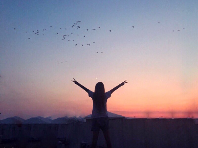 ยามตะวันลับ.....ที่ขอบฟ้า
เป็นสัญลักษณ์ของการลาจาก  เพื่อจะได้เจอ และเริ่มต้นสิ่งใหม่ๆในรุ่งเช้า  ถ้า ‘วันนี้ท้อ’’ ก็แค่หลับตา
07/15/2018
#บุ๋มบิ๋ม