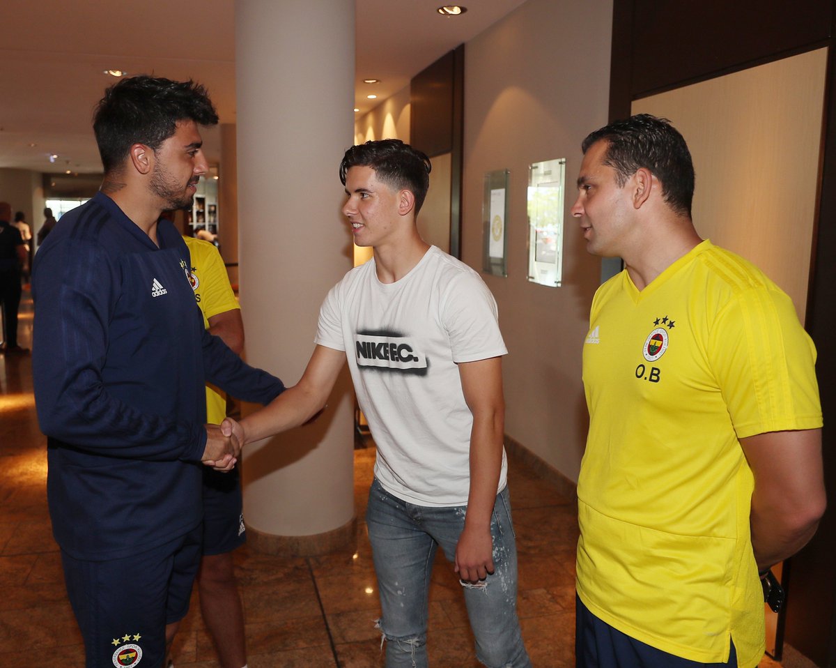📸 Yeni transferimiz Ferdi Kadıoğlu, bugün İsviçre kampına katılarak öğle yemeği öncesinde Teknik Direktörümüz Phillip Cocu, teknik heyet ve futbolcularımızla tanıştı. 🤝 #FBSK