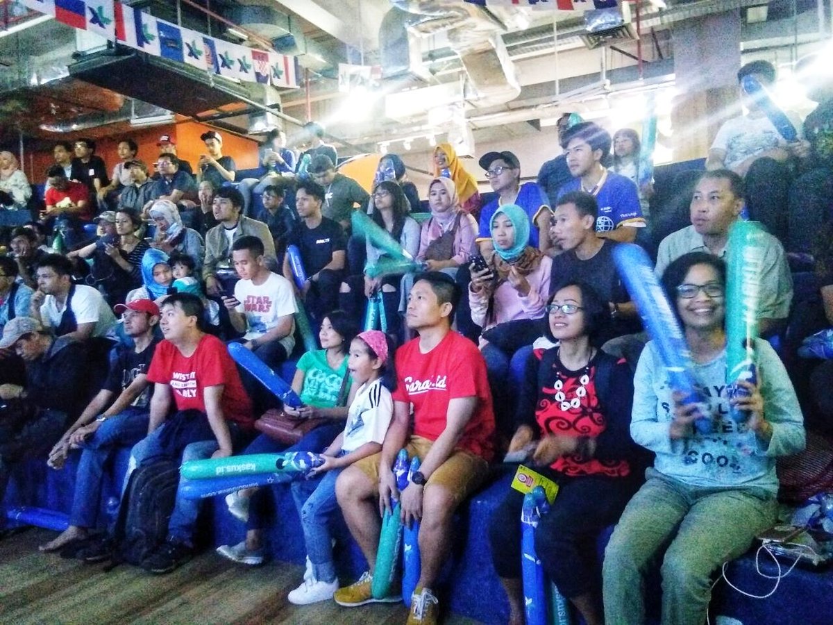 RedUltimatic's tweet photo. Jam 10 malem nanti Final perebuatan juara antara Prancis vs Kroasia.
buat yang pengen #RameinBola tapi masih bingung ke Kaskus Playground aja disana ada @myXL dan para kaskuser.
Ini foto nobar kemaren aja udah heboh banget gimana nanti ya.. 
Penontonnya bikin #JADIBISA https://t.co/wrUDyWL8iM