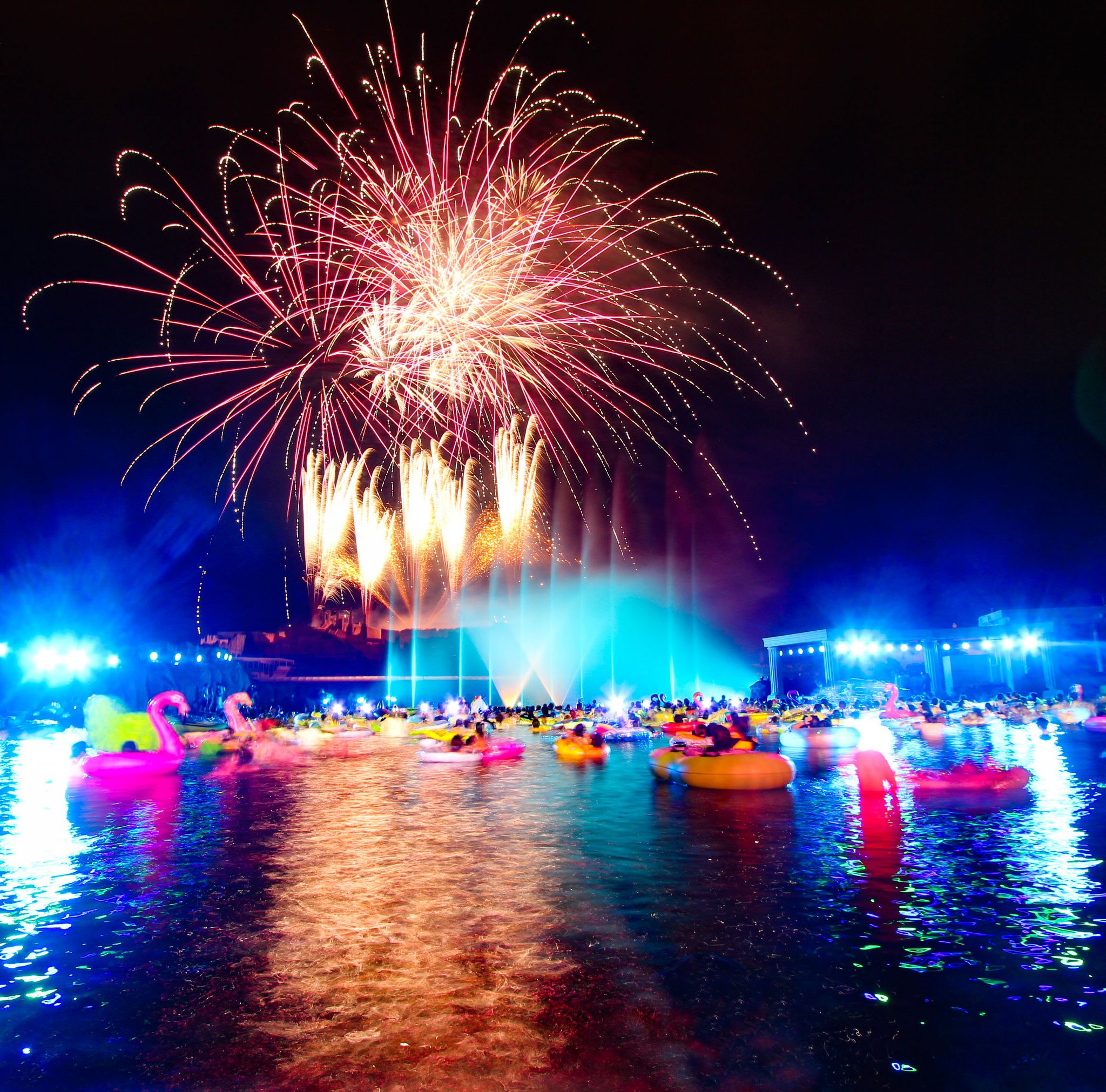 ラグーナテンボス ナイトプールから見る花火スペクタキュラ 超オススメです 今日もステキだった ナイトプール 花火スペクタキュラ 次回開催は7月21日 プールでプカプカ浮きながらみてね T Co Vwe9trdmil ナイトプール