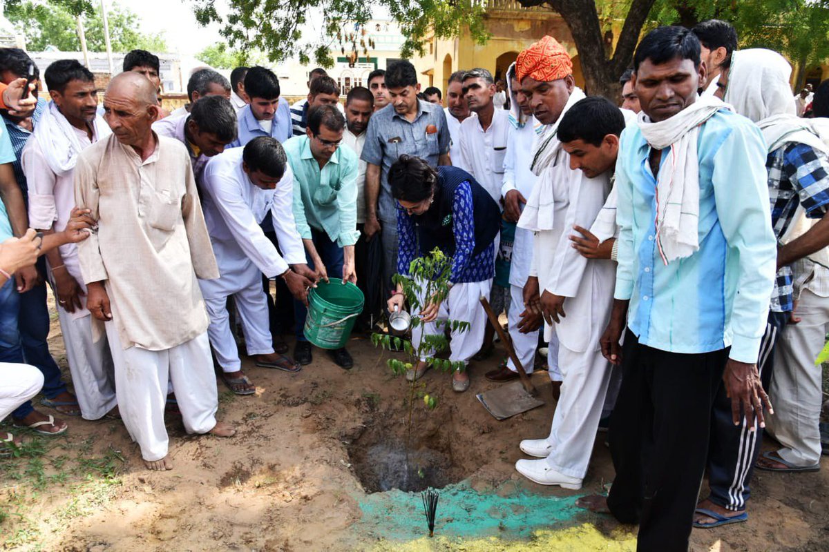 officekiran's tweet image. आज विधानसभा क्षेत्र तोशाम के सुंगरपुर एवं खारियावास क्षेत्रों का दौरा कर स्थानीय लोगों के साथ वर्तमान समस्याओं तथा उनके समाधान पर गहनता से चर्चा की।