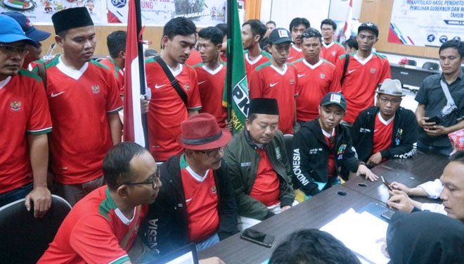 Pakai Jersey Timnas Plus Nyanyi Yaa Lal Wathan, PKB Jabar Datangi KPU

timesindonesia.co.id/read/176687/20…