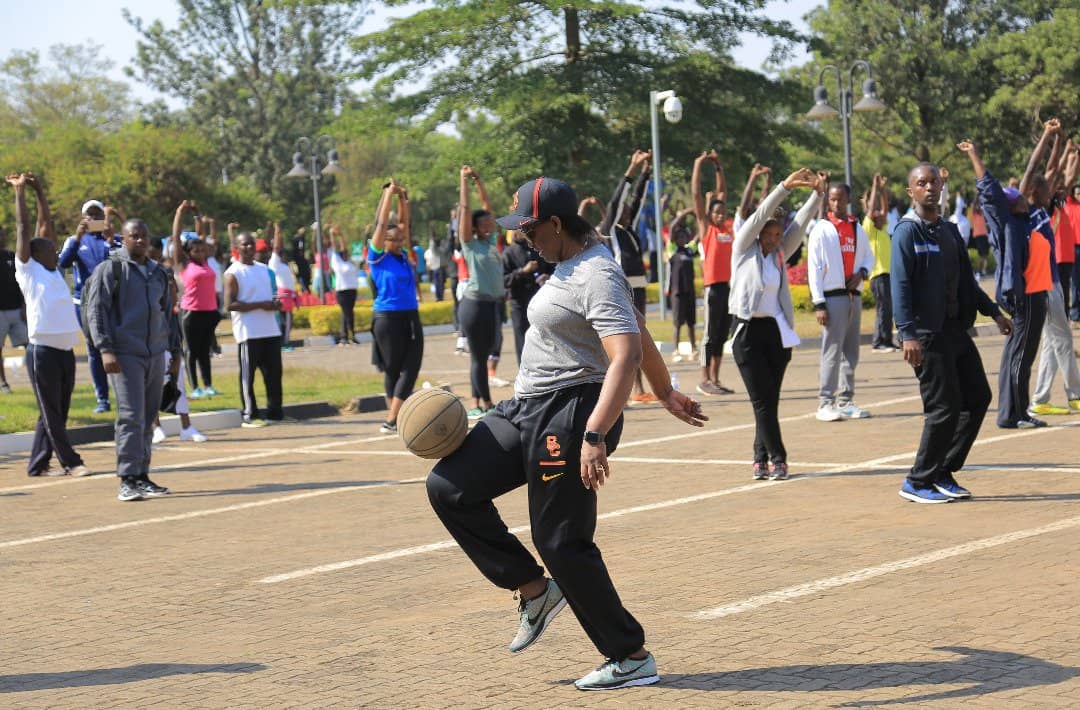 How cool is <a href="/FirstLadyRwanda/">First Lady of Rwanda</a>? Love this. ⚽ Kigali #CarFreeDay