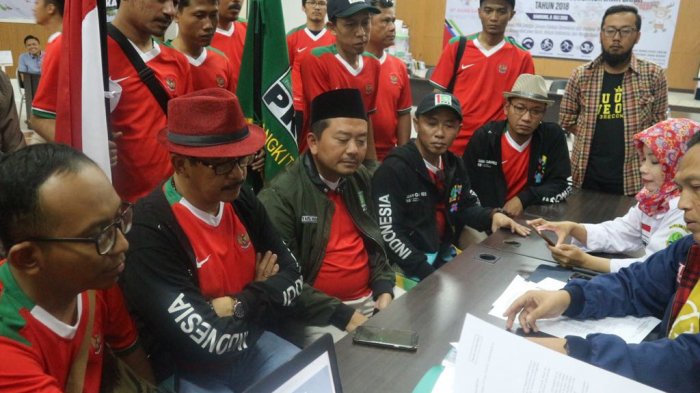 Pakai Seragam Timnas Indonesia, Pengurus PKB Jabar Daftarkan 120 Orang Bacaleg ke KPU Jabar

jabar.tribunnews.com/2018/07/15/pak…